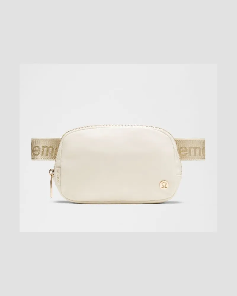 LULULEMON Everywhere Gürteltasche Markenname in Metallic – Größe in Light Ivory/Gold Light