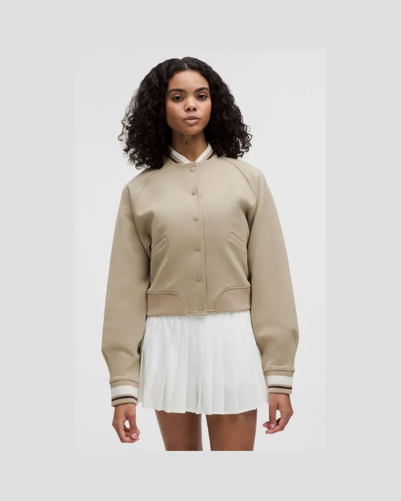 LULULEMON Jacke im College-Style mit Druckknöpfen für Frauen – Größe in Sheer Oak Sheer