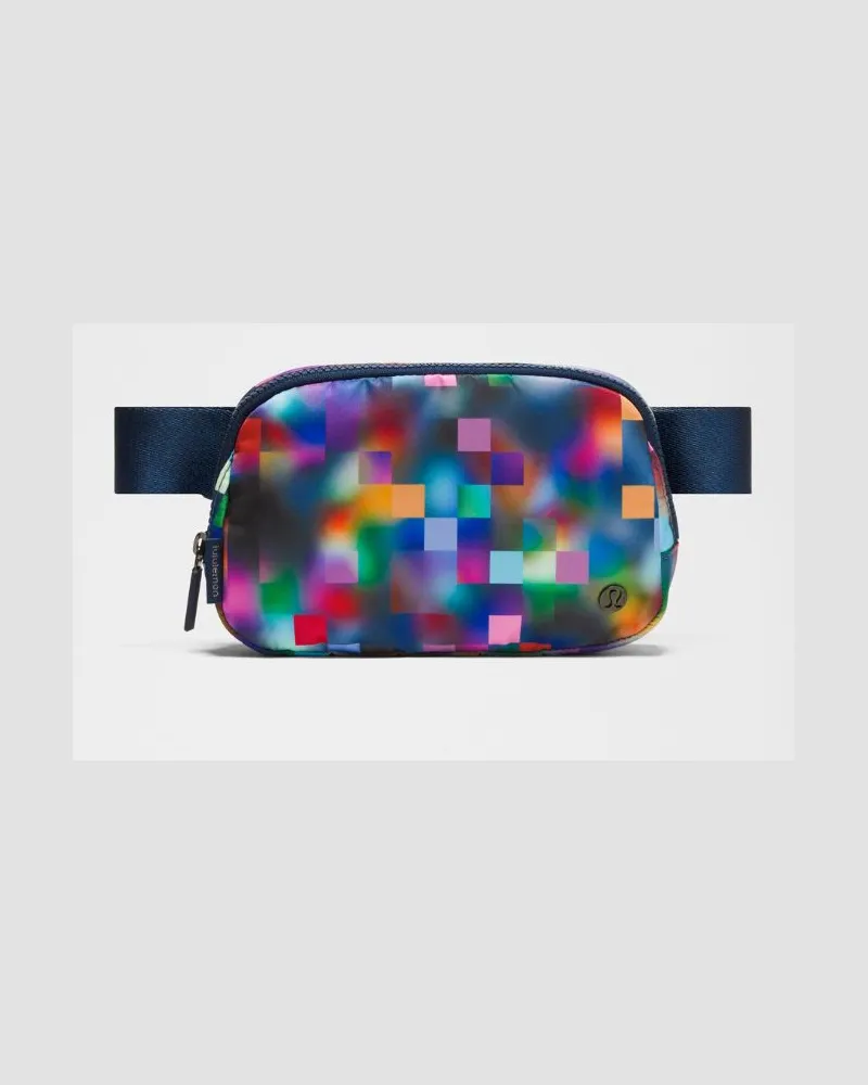 LULULEMON Everywhere Gürteltasche Pride – Größe in Pixel Rainbow Club Blue Multi Pixel