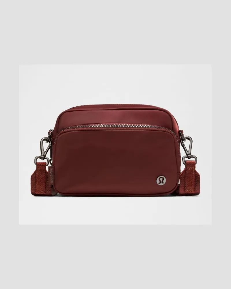 LULULEMON Everywhere Crossbody-Tasche Metallbeschläge – Größe in Rockwood/Gunmetal Rockwood