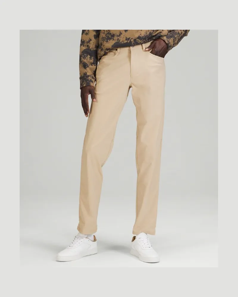 LULULEMON ABC Hose im Classic Fit mit 5 Taschen Warpstreme für Männer – 81 cm – Khaki – Größe Trench