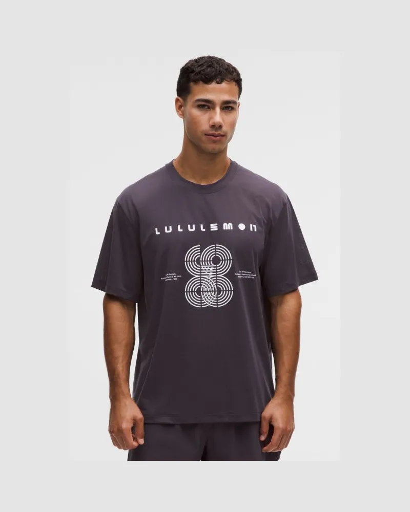 LULULEMON Mile Maker T-Shirt 98 Wordmark für Männer – Größe in Atmospheric Purple Atmospheric