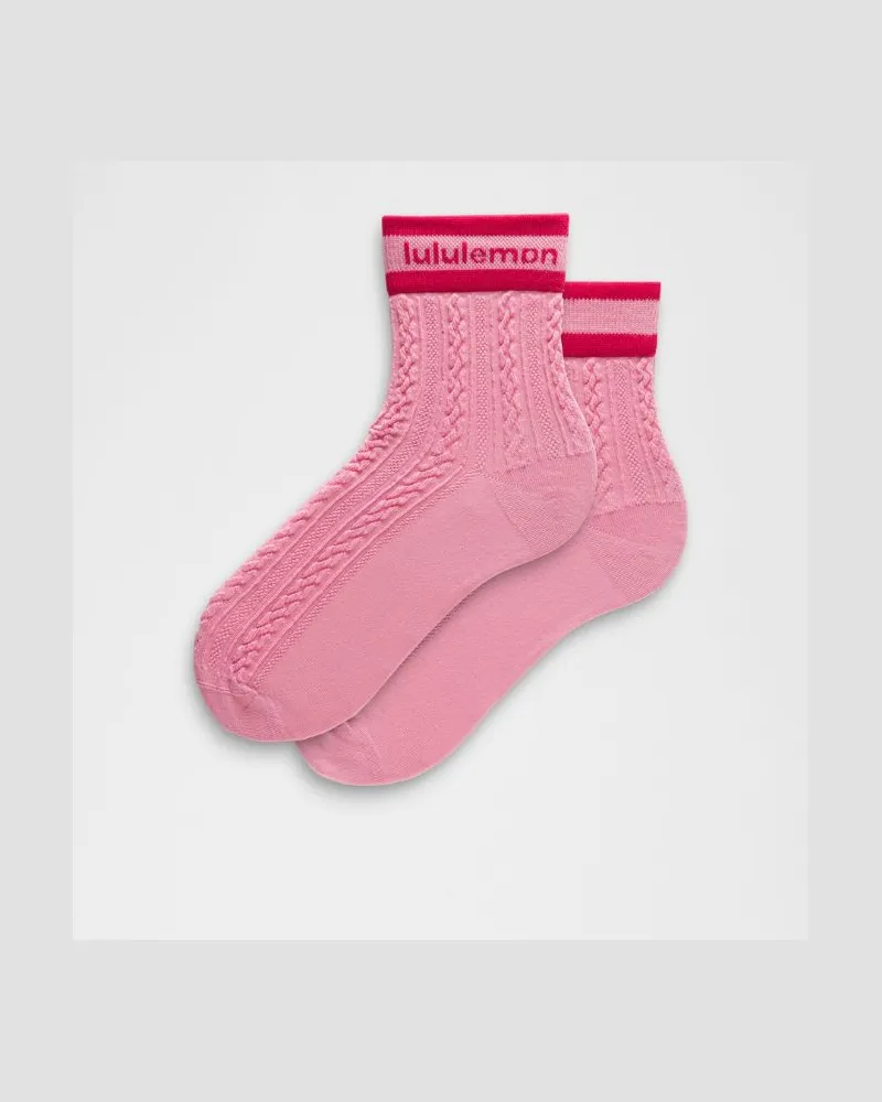 LULULEMON Quarter-Socken aus Strickmaterial – Größe in Candy Cloud/Mulberry Spark Candy