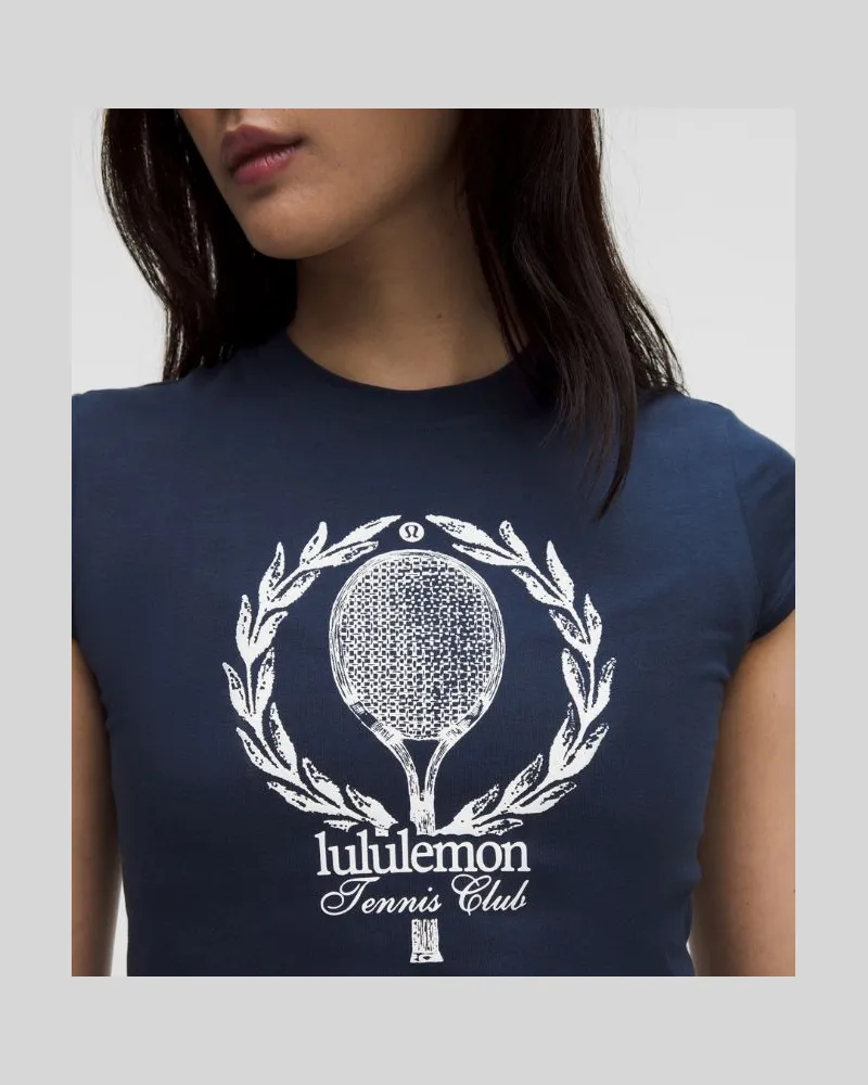 LULULEMON Baby-Tee aus Bio- Tennisclub für Frauen – Größe in Club Blue/White Club