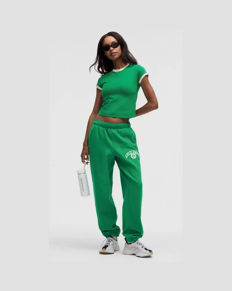 LULULEMON Scuba Jogginghose im Oversized Fit mit mittelhohem Bund Graphic für Frauen – Größe in Raceway Green/Light Ivory Raceway