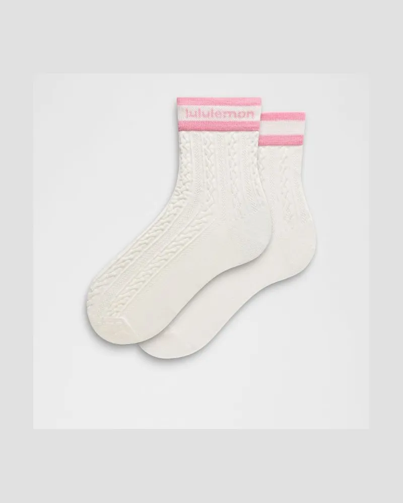 LULULEMON Quarter-Socken aus Strickmaterial – Größe in Coconut Ivory/Candy Cloud Coconut