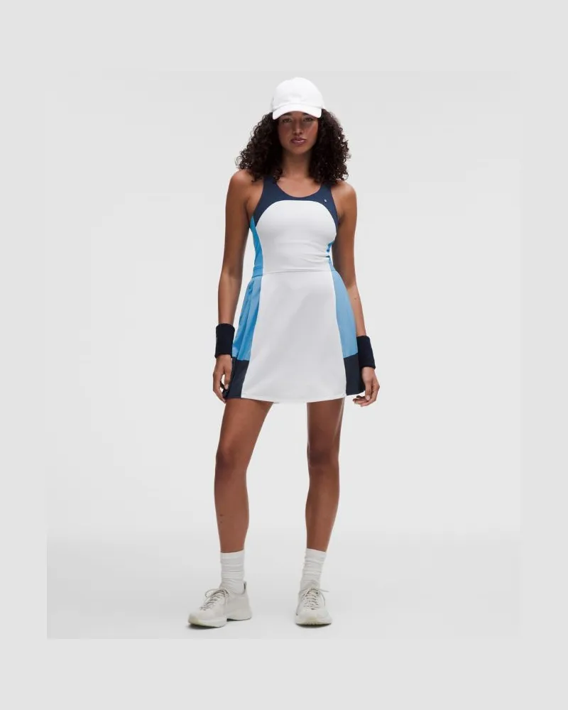 LULULEMON Court Champ Tenniskleid mit Racerback B/C-Cups für Frauen – Größe in White/Ocean Wave/Club Blue White