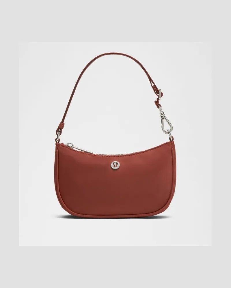 LULULEMON City Essentials Minischultertasche Größe in Cranberry Charm/Silver Cranberry