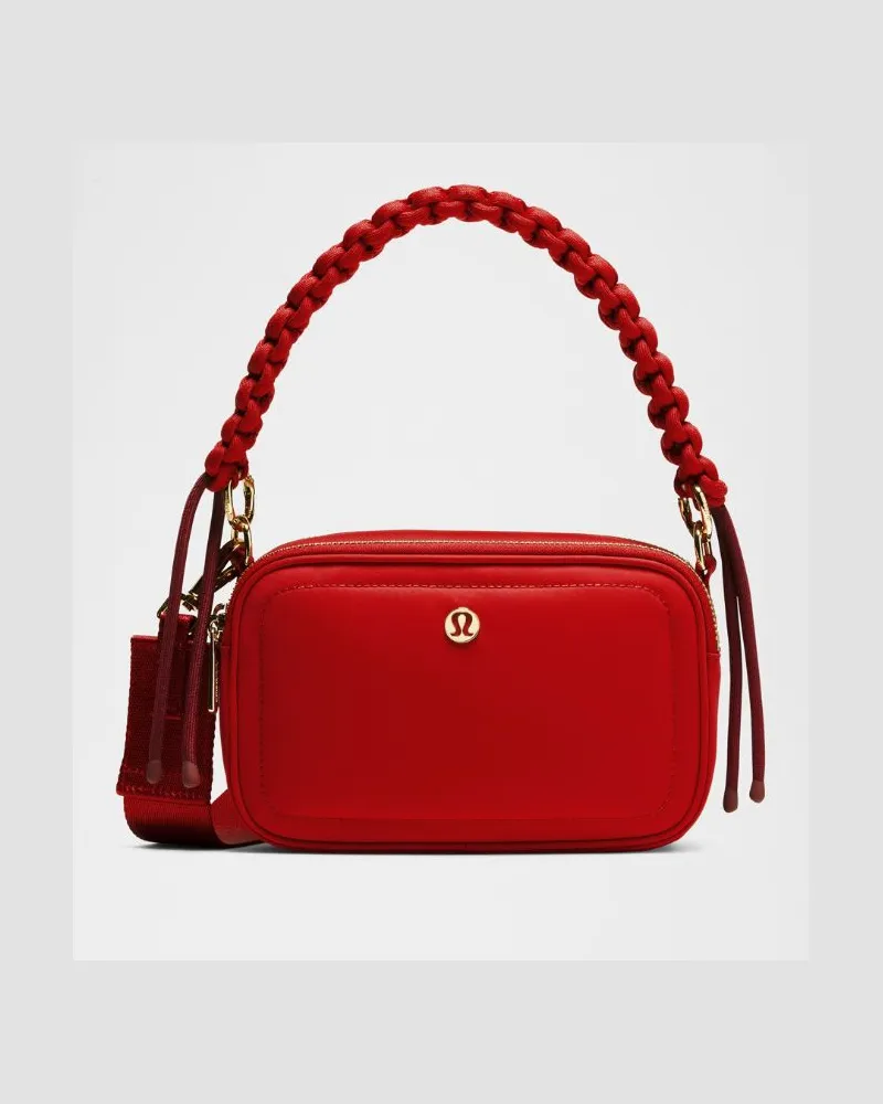 LULULEMON Lunar New Year Crossbody-Kameratasche mit Tragegriff Größe in Dark Red Dark