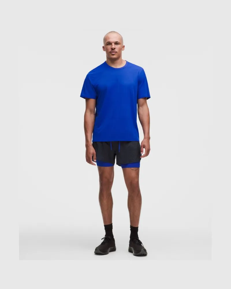 LULULEMON Ultraleichte -Laufshorts mit Liner für Männer – 10 cm – Größe in True Navy/Beach Ball Blue True