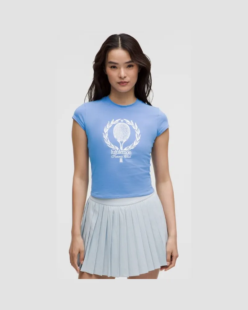 LULULEMON Baby-Tee aus Bio- Tennisclub für Frauen – Größe in Pool Party/White Pool
