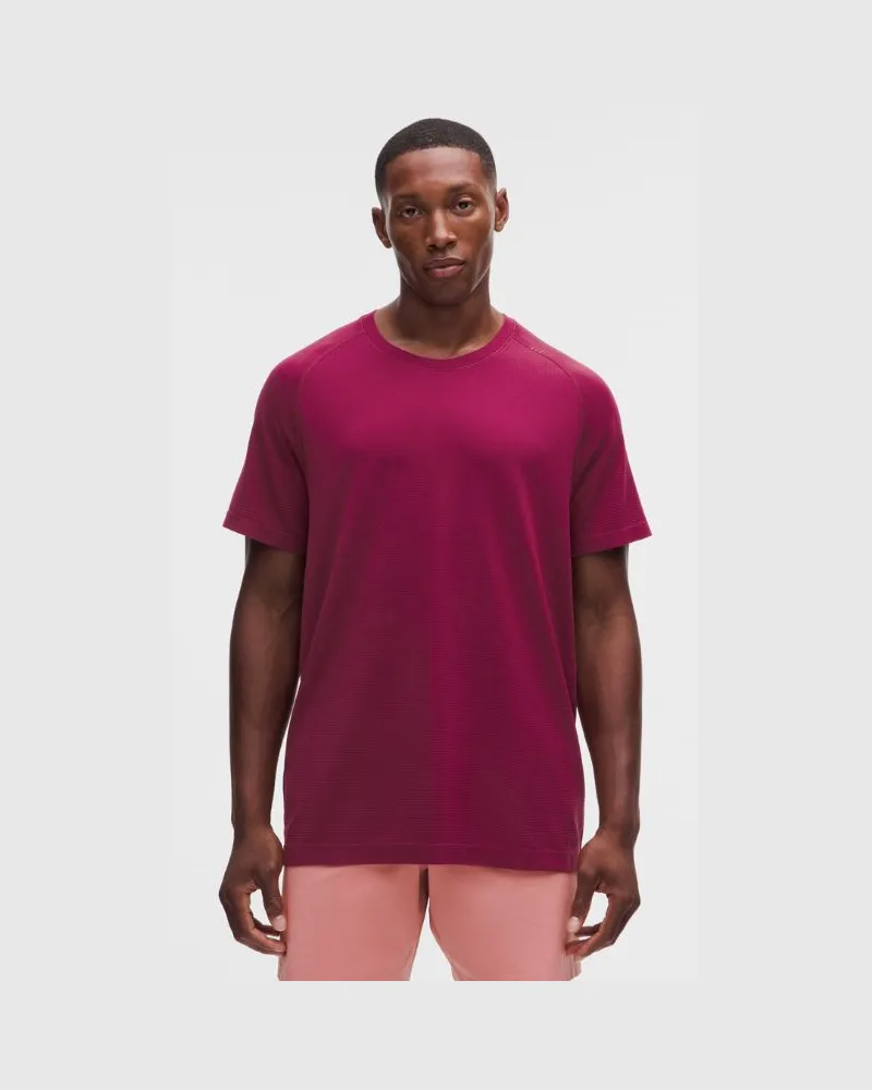 LULULEMON Metal Vent Tech T-Shirt für Männer – Größe in Raspberry Rave Raspberry