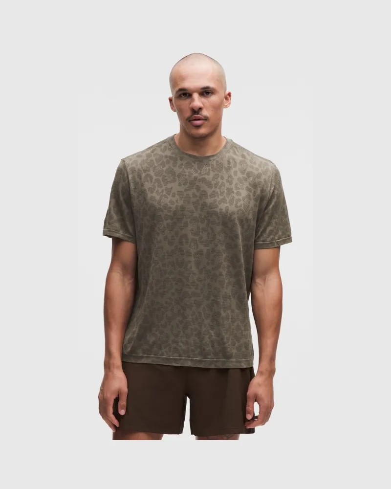LULULEMON Metal Vent Tech Kurzarmshirt im Relaxed Fit für Männer – Größe in True Leopard Nomad/Night Brown True
