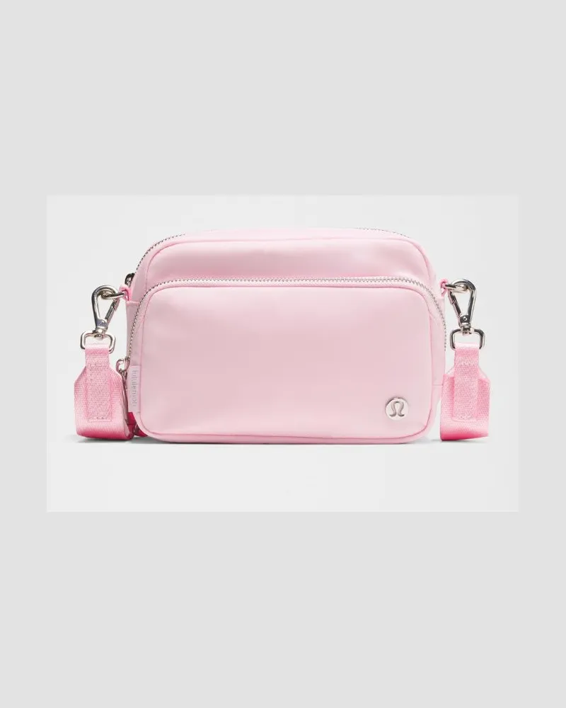 LULULEMON Everywhere Crossbody-Tasche Metallbeschläge – Größe in Pink Organza/Silver Pink