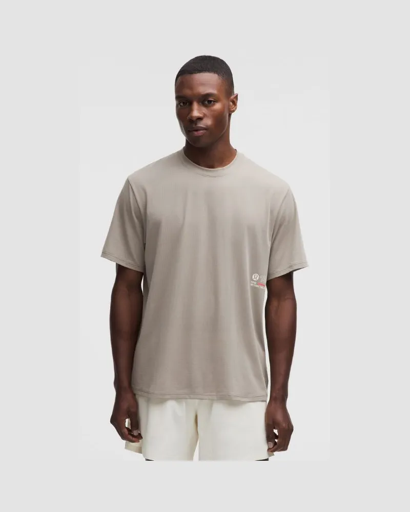 LULULEMON Mile Maker T-Shirt Graphic für Männer – Khaki – Größe Warm