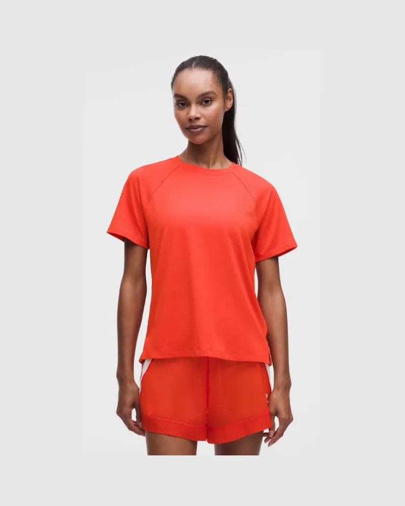 LULULEMON License to Train T-Shirt im Classic Fit für Frauen – Größe in Cherry Ember/Cranberry Charm Cherry