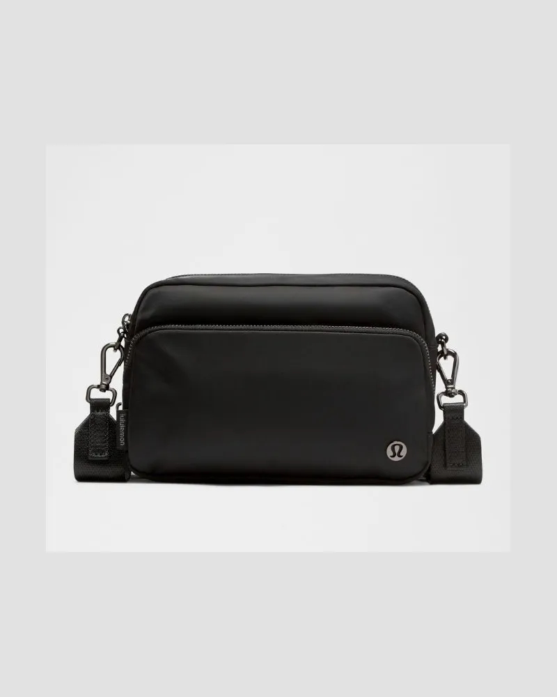 LULULEMON Everywhere Crossbody-Tasche L Metallbeschläge – Größe in Black Black