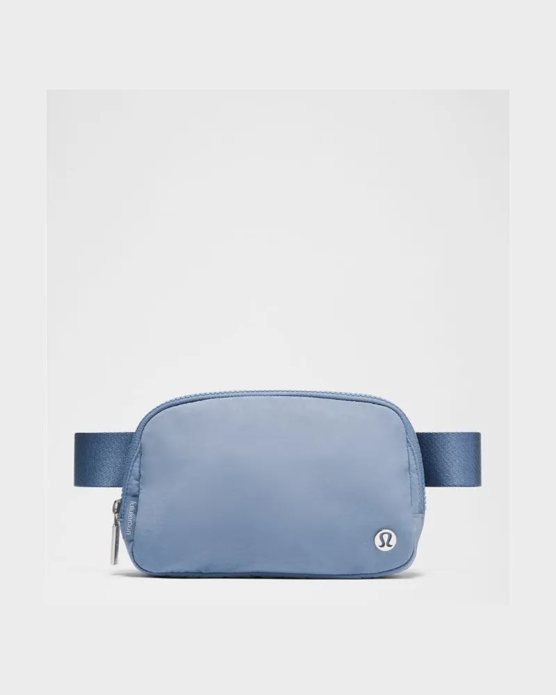 LULULEMON Everywhere Gürteltasche Größe in Washed Denim Washed