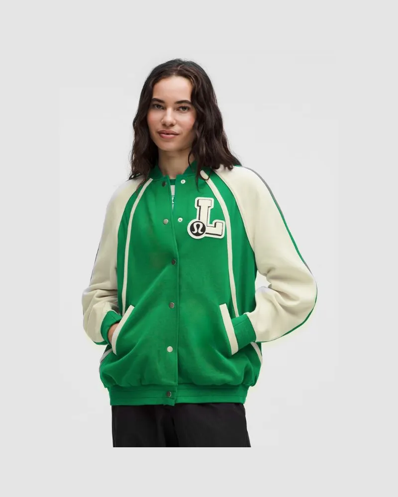 LULULEMON Scuba Oversized-Jacke im College-Style Grafik für Frauen – Größe in Raceway Green/Light Ivory Raceway