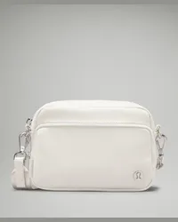 LULULEMON Everywhere Crossbody-Tasche 2 l Metallbeschläge Bone