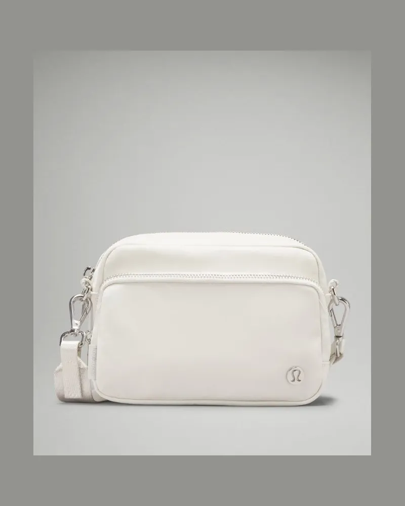 LULULEMON Everywhere Crossbody-Tasche 2 l Metallbeschläge Bone