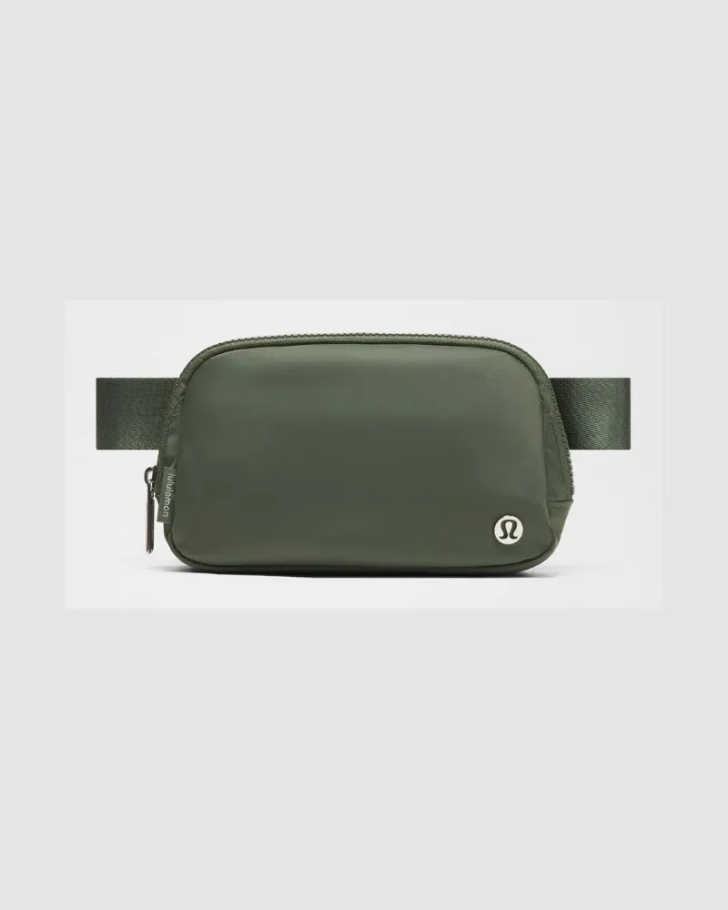 LULULEMON Everywhere Gürteltasche Größe in Sassy Sage/Silver Sassy