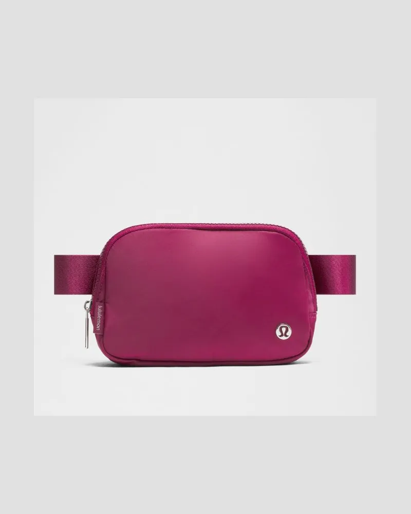 LULULEMON Everywhere Gürteltasche Größe in Raspberry Rave/Silver Raspberry