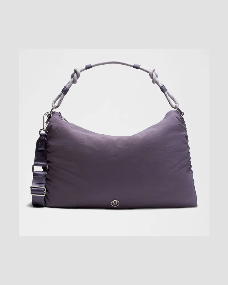 LULULEMON Wandelbare, raffbare Crossbody-Tasche Groß 16 L – Größe in Grape Mist/Faint Lavender/Silver Grape