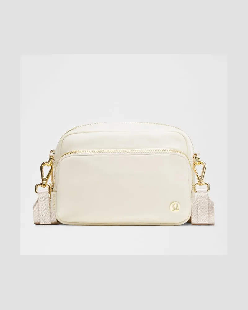 LULULEMON Everywhere Crossbody-Tasche Metallbeschläge – Größe in Light Ivory/Gold Light