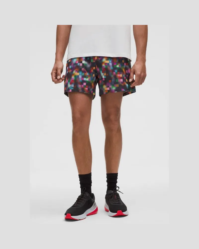 LULULEMON Pace Breaker Shorts ohne Liner Pride für Männer – 13 cm – Größe in Pixel Rainbow Club Blue Multi Pixel