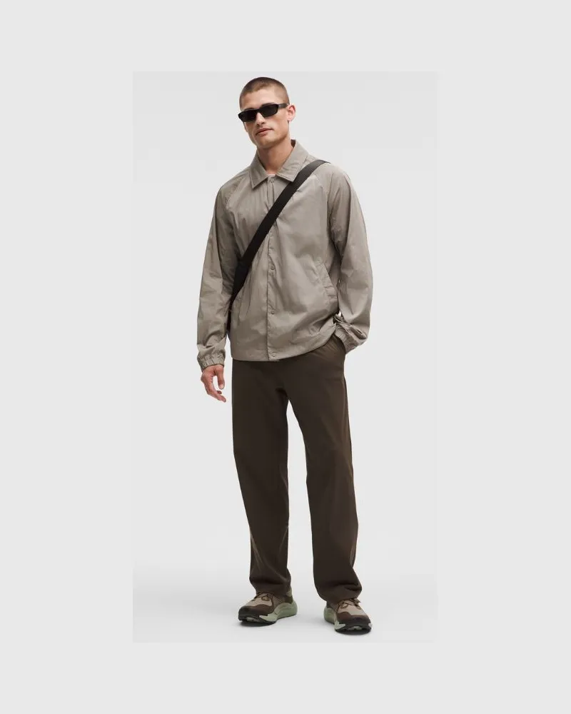 LULULEMON Daydrift Hose im Classic Fit Normale Länge für Männer – Größe in Olive Brown Olive