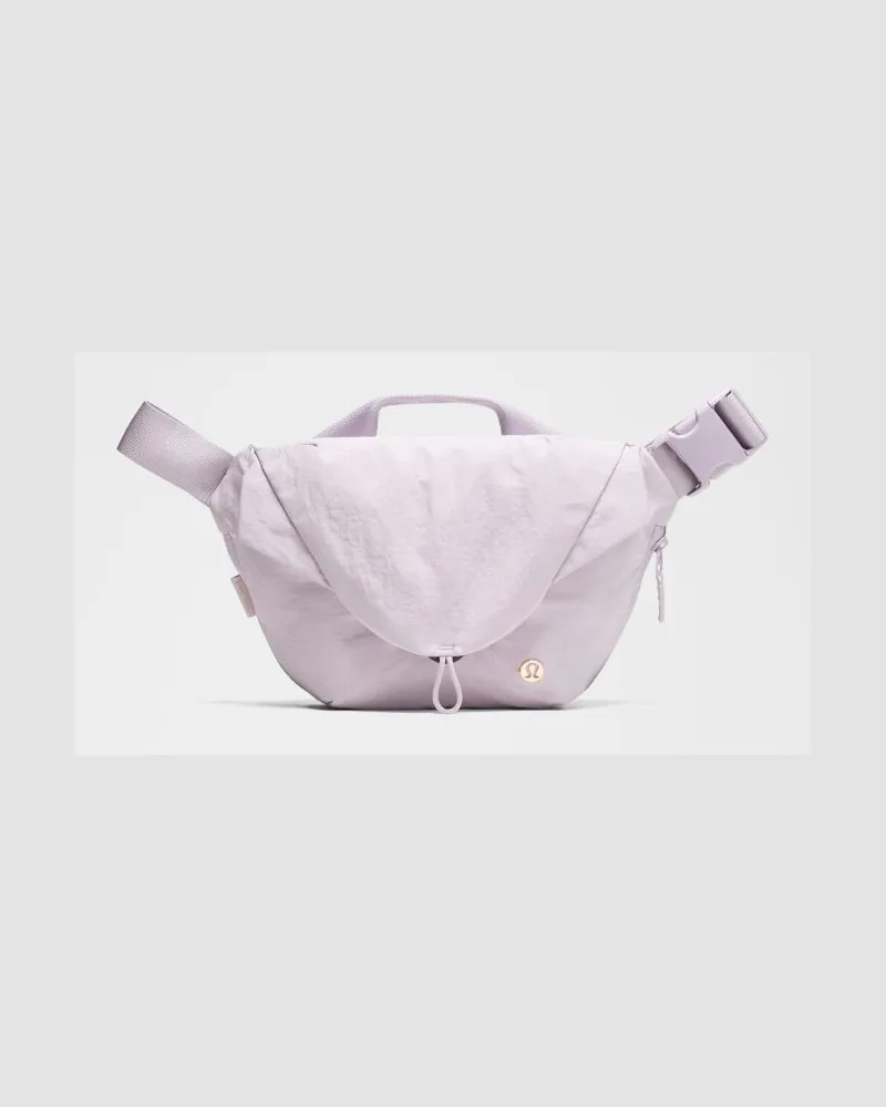 LULULEMON Geschwungene Crossbody-Tasche Größe in Faint Lavender Faint
