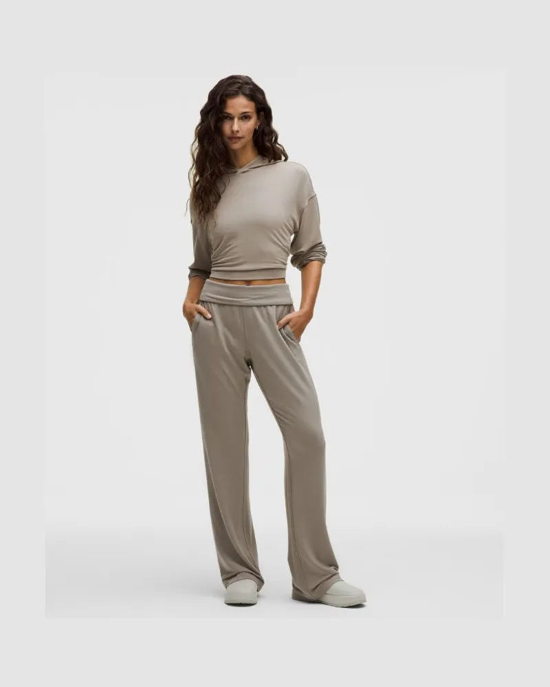 LULULEMON BeCalm Hose mit ausgestelltem Bein und mittelhohem Bund für Frauen – Khaki – Größe Warm