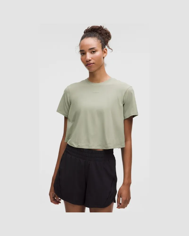 LULULEMON Pace Crush T-Shirt mit überkreuzter Rückseite und Grafik für Frauen – Größe in Fog Green Fog