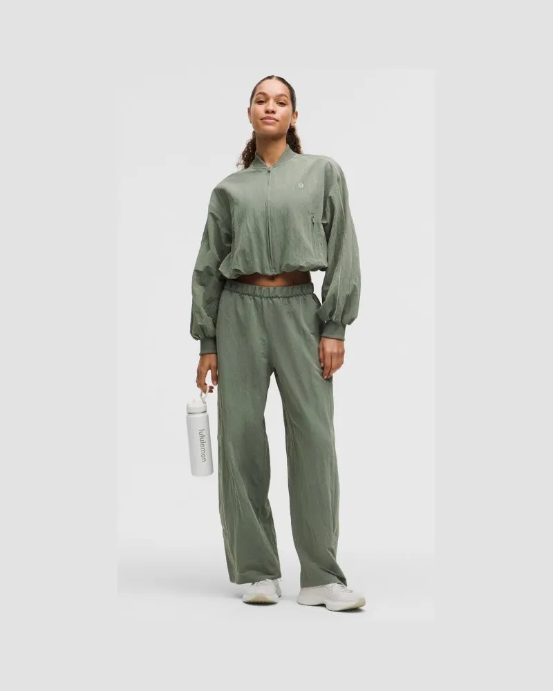 LULULEMON Crinkle Nylon Mid-Rise Track Pant Wordmark für Frauen – Größe in Willow Leaf/Fog Green Willow