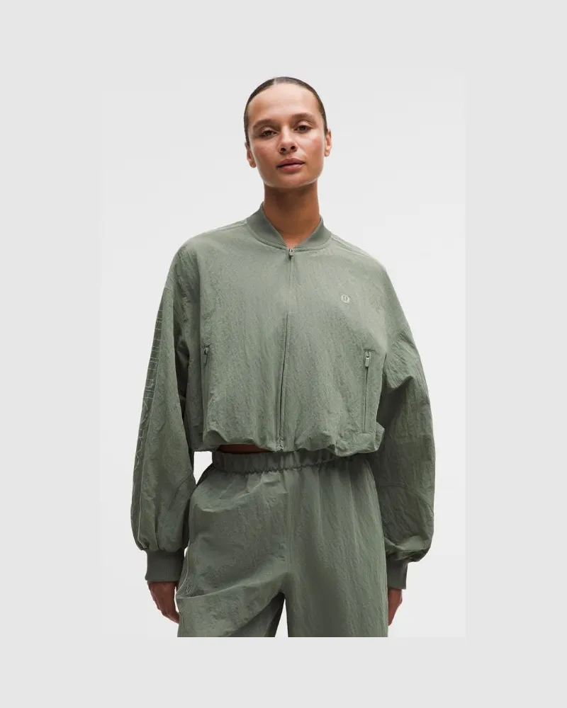 LULULEMON Crinkle Nylon Track Jacket Wordmark für Frauen – Größe in Willow Leaf/Fog Green Willow