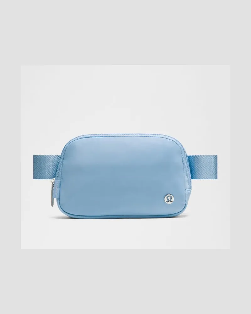 LULULEMON Everywhere Gürteltasche Größe in Dreamy Blue/Silver Dreamy