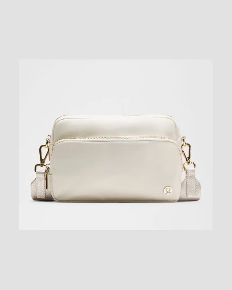 LULULEMON Everywhere Crossbody-Tasche L Metallbeschläge – Größe in Light Ivory Light