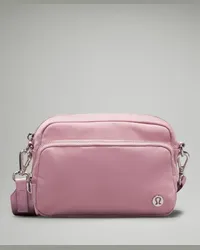 LULULEMON Everywhere Crossbody-Tasche 2 l Metallbeschläge Rose