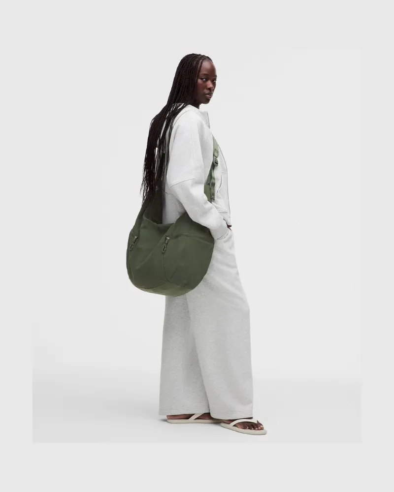 LULULEMON Lässige Slouchy-Schultertasche XL 24 l – Größe in Sassy Sage Sassy