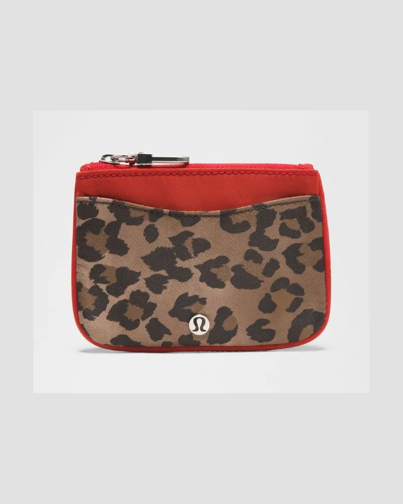 LULULEMON Kartenetui mit Clip-Karabiner in True Leopard Multi/Oxford Red/Walnut Crunch True