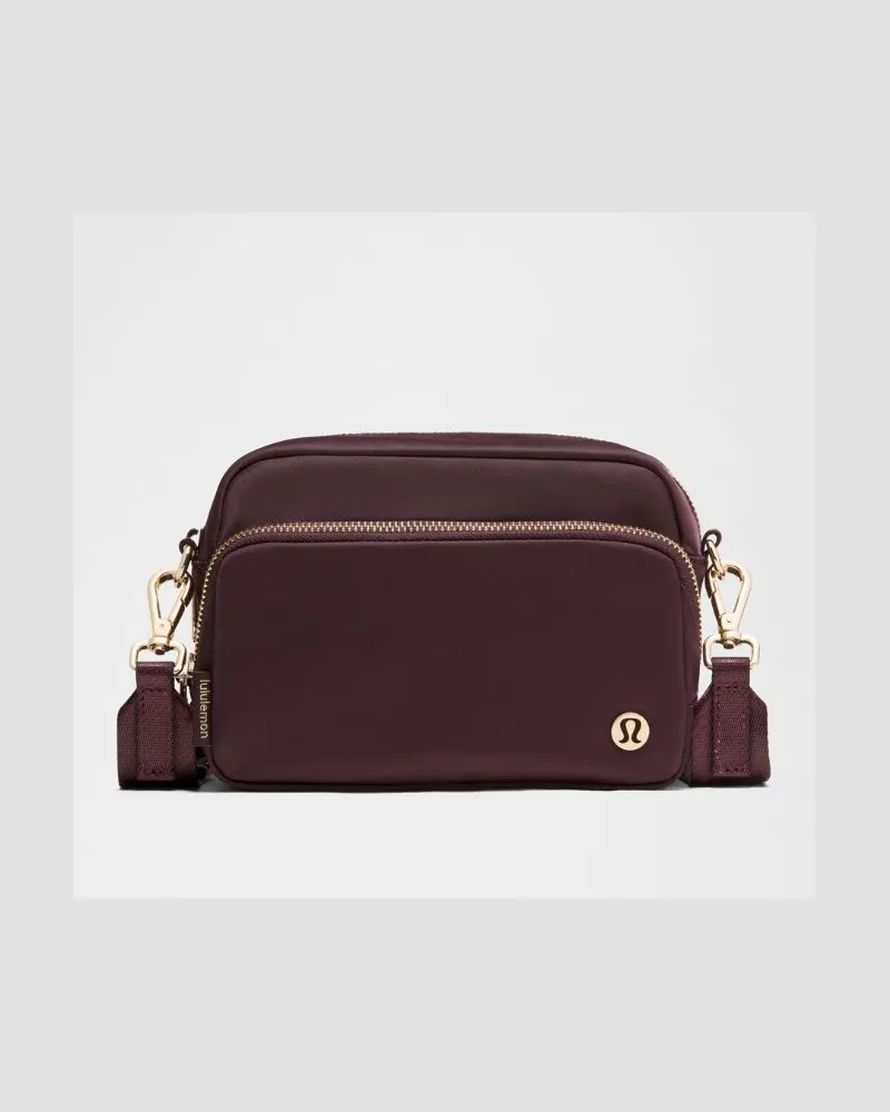 LULULEMON Everywhere Crossbody-Tasche Metallbeschläge – Größe in Black Plum/Gold Black