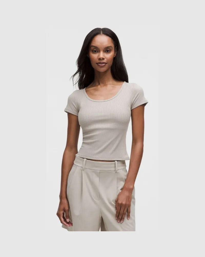LULULEMON Hold Tight T-Shirt mit Mikrorippenstruktur und überkreuztem Design hinten für Frauen – Khaki – Größe Downtown