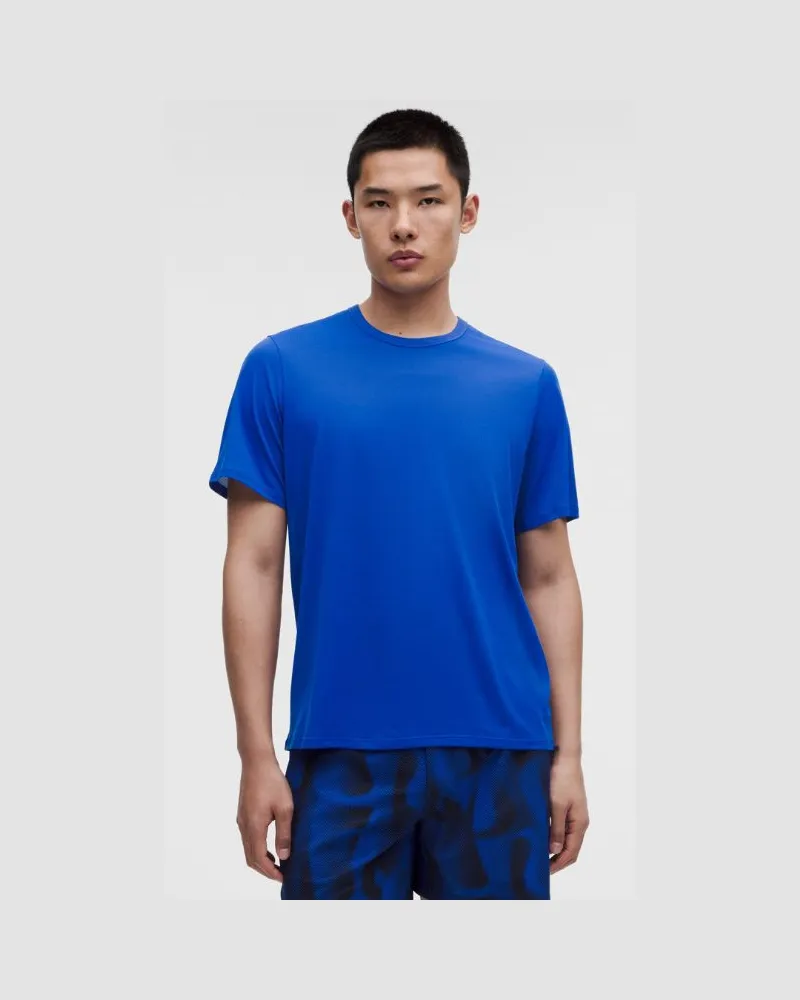 LULULEMON Fast and Free Kurzarmshirt Perforierte Streifen für Männer – Größe in Beach Ball Blue Beach