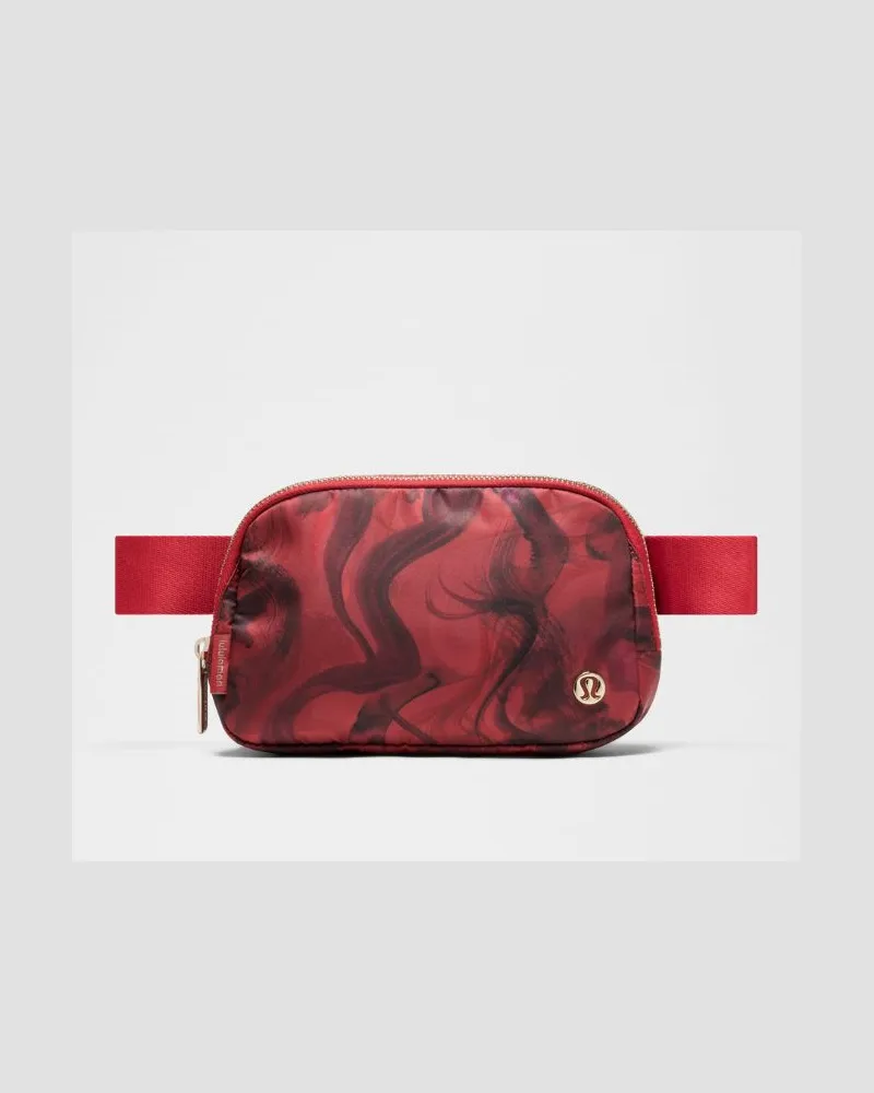 LULULEMON New Year Everywhere Gürteltasche Größe in Lunar Plumes Mini Red Multi Lunar