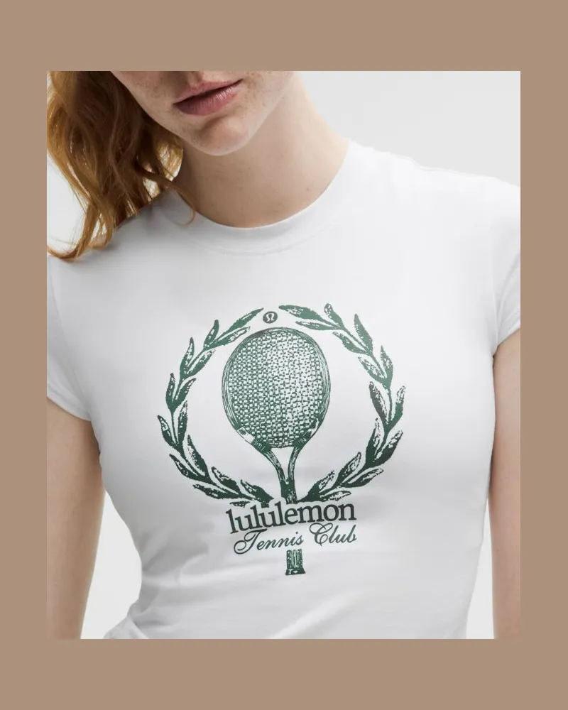 LULULEMON Baby-Tee aus Bio- Tennisclub für Frauen – Größe in White/Alouette White