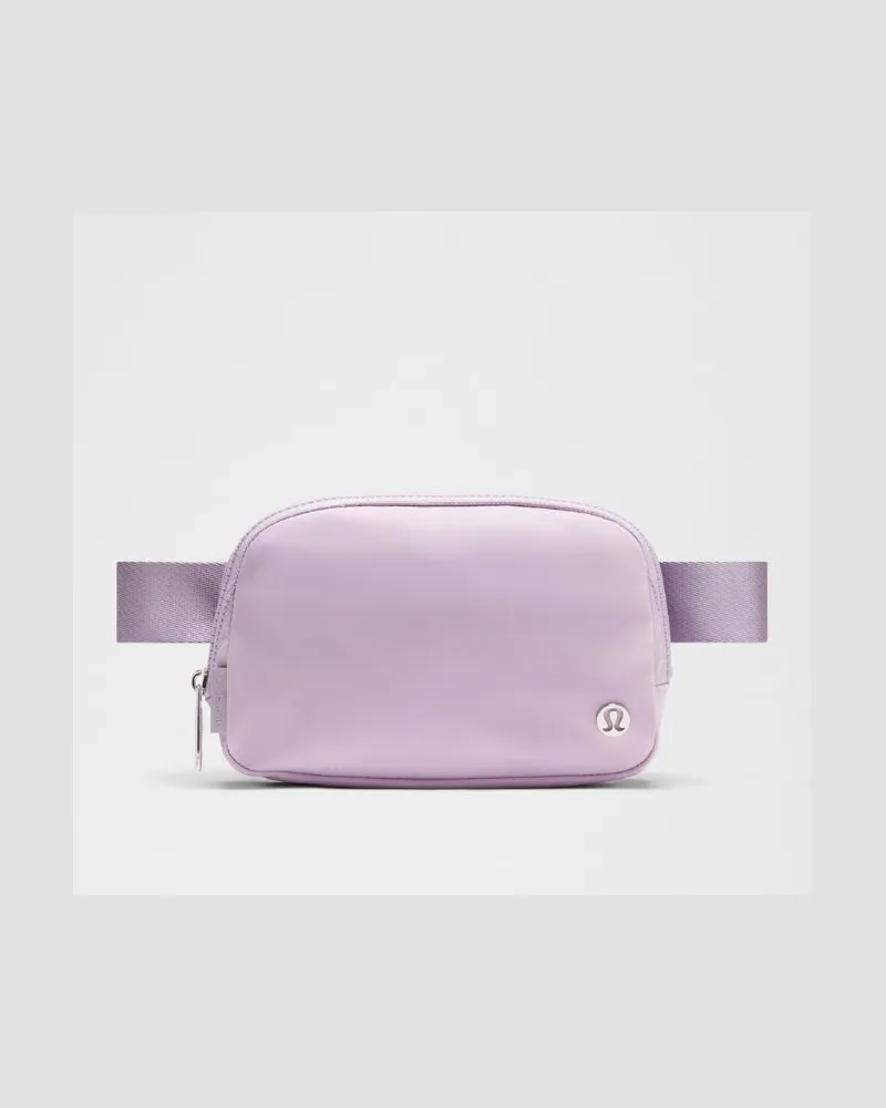 LULULEMON Everywhere Gürteltasche Größe in Lilac Play/Silver Lilac