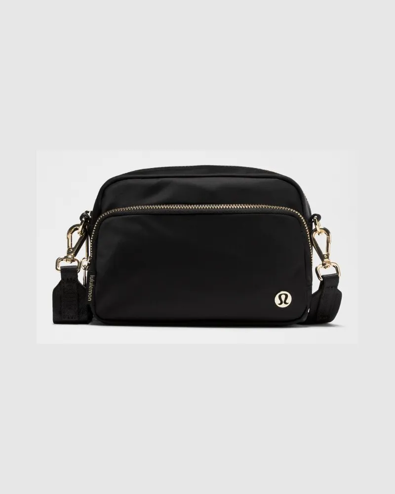 LULULEMON Everywhere Crossbody-Tasche Metallbeschläge – Größe in Black/Gold Black