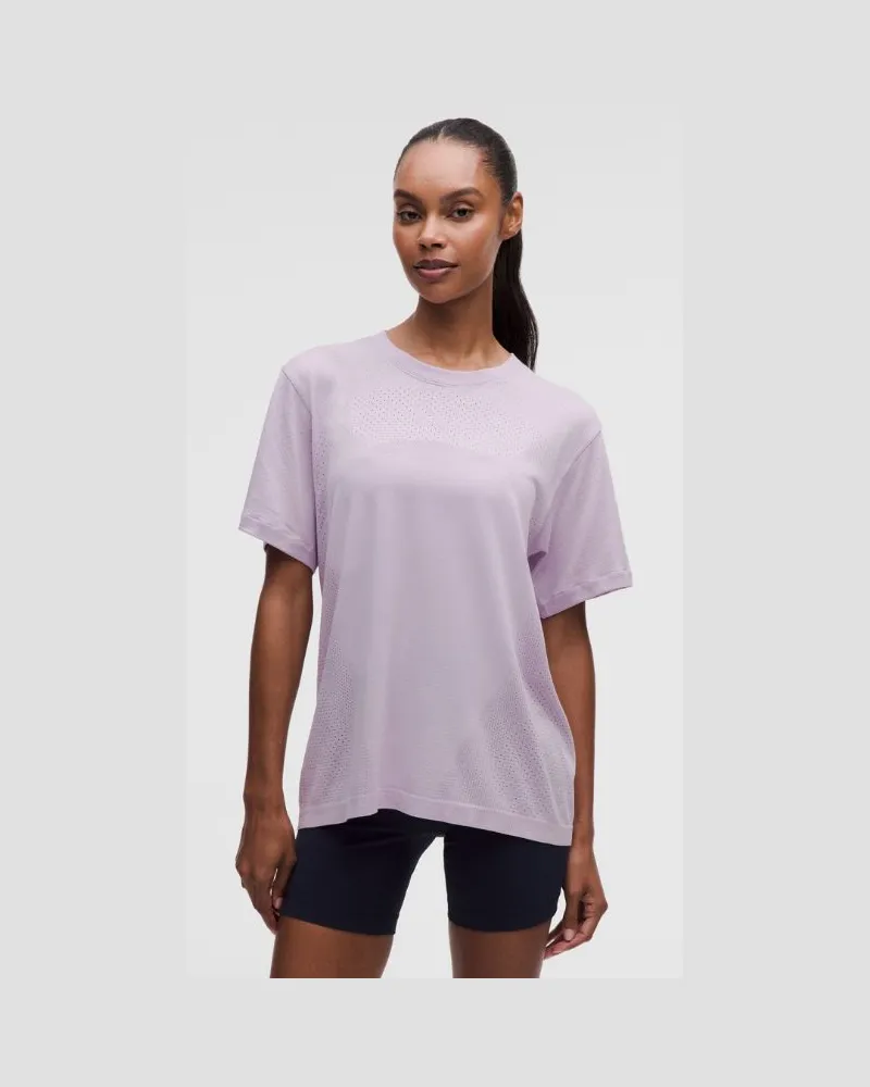 LULULEMON Swiftly Kurzarmshirt im Relaxed Fit in Hüftlänge Logo – Größe in Lilac Play Lilac