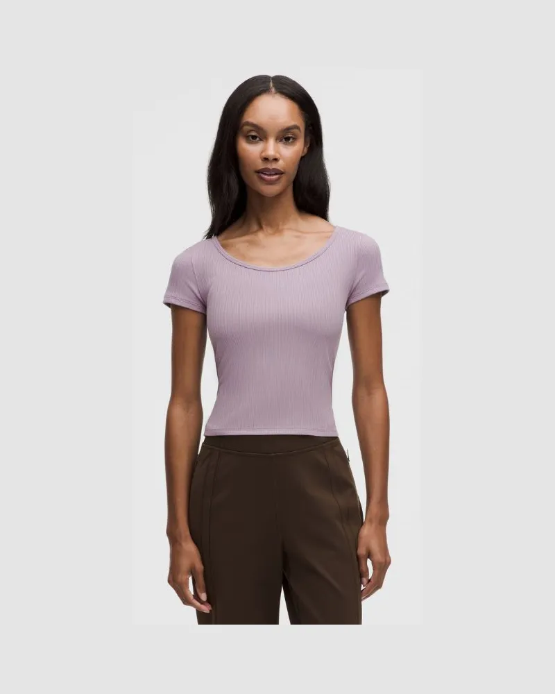 LULULEMON Hold Tight T-Shirt mit Mikrorippenstruktur und überkreuztem Design hinten für Frauen – Größe in Lotus Lavender Lotus